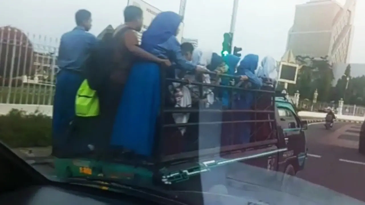 Puluhan anak yatim pulang sekolah ditumpuk sopir kendaraan barang usai dijemput pulan sekolah.