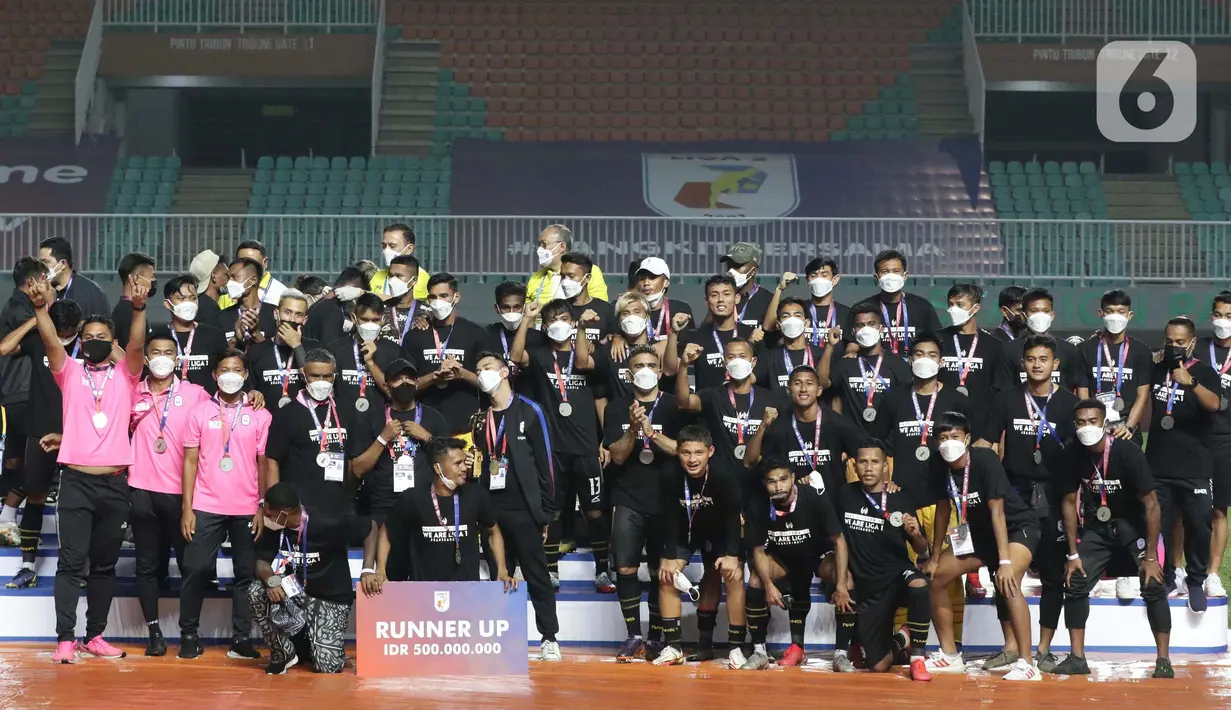 Pemain Rans Cilegon United usai menerima penghargaan sebagai runner up Liga 2 Indonesia 2021 di Stadion Pakansari, Bogor, Kamis (30/12/2021). (Liputan6.com/Helmi Fithriansyah)