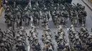 Tentara berbaris saat mengikuti parade militer perayaan Hari Kemerdekaan Peru di Lima, Peru (29/7). Hari Kemerdekaan Peru jatuh pada tanggal 28 Juli dan diperingati setiap tahunnya. (AP Photo / Rodrigo Abd)