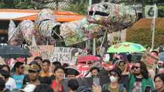 Aktivis yang tergabung dalam Orang Muda untuk Lingkungan Hidup (KOMUNAL) bersama WALHI saat karnaval menyambut Hari Lingkungan Hidup 2023 di Bundaran HI, Jakarta, Minggu (4/6/2023). (Liputan6.com/Angga Yuniar)