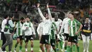Keberhasilan Real Betis mengalahkan Elche dengan skor 2-1 di Estadio de La Cartuja pada Rabu (13/5/2026) dini hari WIB membuat klub berjuluk El Glorioso sukses mengamankan satu tempat di Liga Champions musim depan. Pencapaian ini mengakhiri penantian panjang selama 21 tahun bagi para pendukung Real Betis untuk kembali bersaing di kasta tertinggi Eropa tersebut. (AFP/Cristina Quicler)