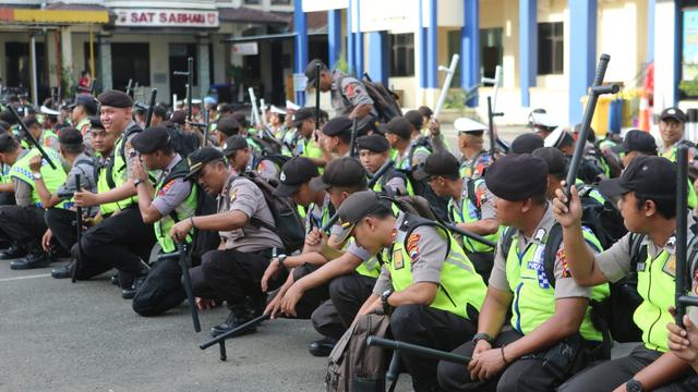Personel Polres Cilacap mengecek perlengkapan dalam apel pengamanan Natal 2019. (Foto: Liputan6.com/Polres CIlacap/Muhamad Ridlo)