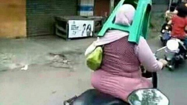 6 Aksi Emak-Emak Pakai Benda Pengganti Helm Ini Nyeleneh, Kocak
