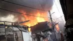 Warga berusaha memadamkan api pada kebakaran di Kompleks Bearland, Kelurahan Kebon Manggis, Matraman, Jakarta, (14/10/14). (Liputan6.com/Faizal Fanani)