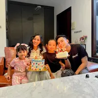 Sempat dikabarkan ribut saat menghadiri acara DWP di Bali, mantan pasangan suami istri ini tampak kompak demi memberikan kejutan untuk sang buah hati. Berikut potret Okin dan Rachel Venya beri kejutan ultah anak laki-lakinya. [Instagram/rachelvennya]