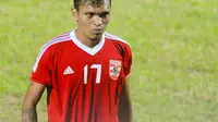 Striker pinjaman Persewangi Banyuwangi, Ferdinand Sinaga belum mampu mencetak gol di Sunrise of Java Cup 2015 (Bola.com/Kevin Setiawan)