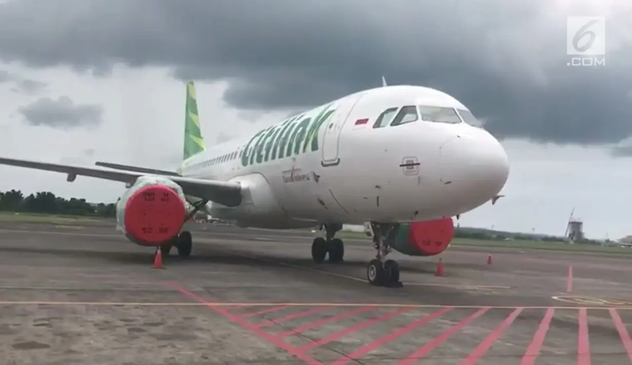 Salah satu pesawat milik maskapai Citilink terparkir di areal Bandara Internasional Ngurah Rai, Bali, Selasa (28/11). Penutupan Bandara Ngurah Rai diperpanjang 24 jam sampai Rabu (29/11) karena dampak letusan Gunung Agung. (Liputan6.com/Dewi Divianta)