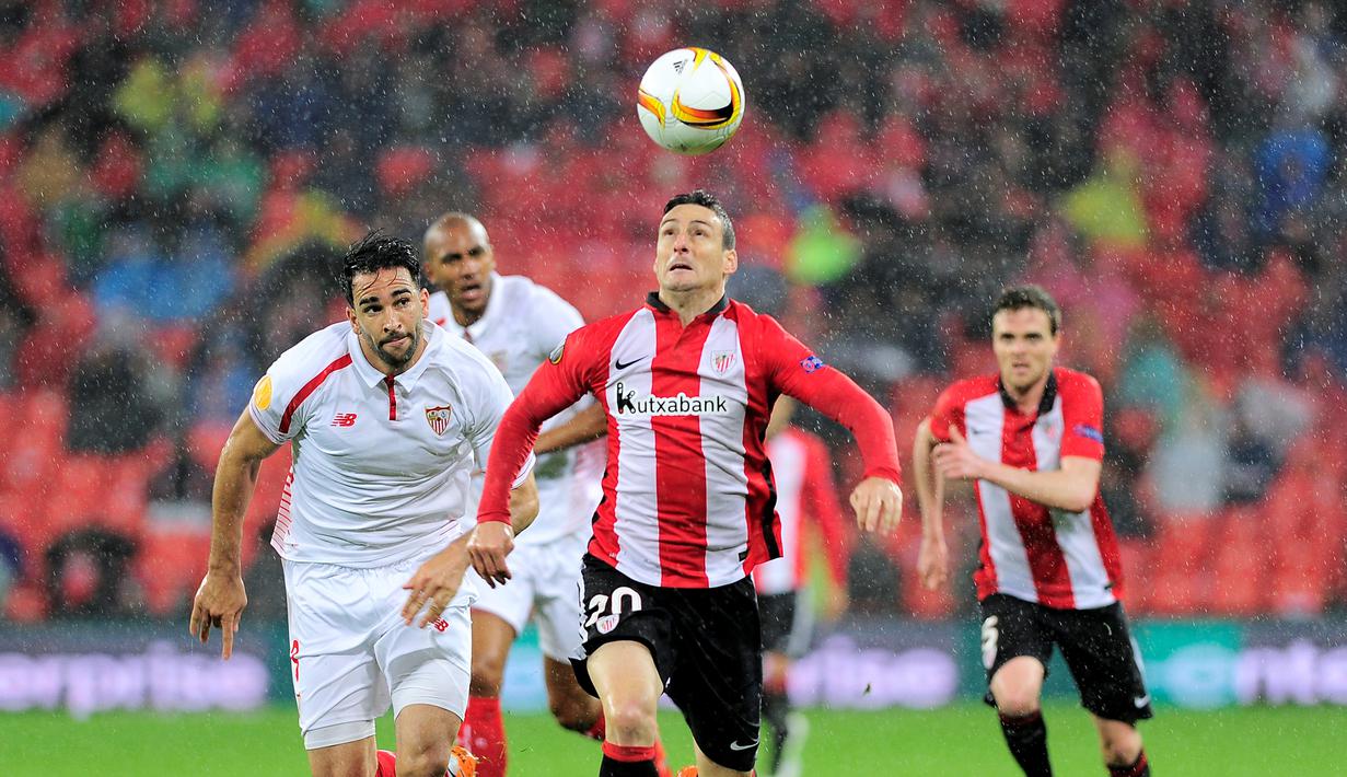 Pemain Athletic Bilbao, Aritz Aduriz, melakukan serangan ke gawang Sevilla pada laga leg pertama perempat final Liga Europa di Stadion San Mames, Bilbao, Jumat (8/4/2016) dini hari WIB. (AFP/Ander Gillenea)
