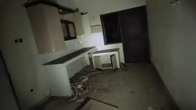 Viral Rumah Megah Terbengkalai Diduga Milik Chris John, Kini Rusak Parah hingga Ditumbuhi Tanaman Liar