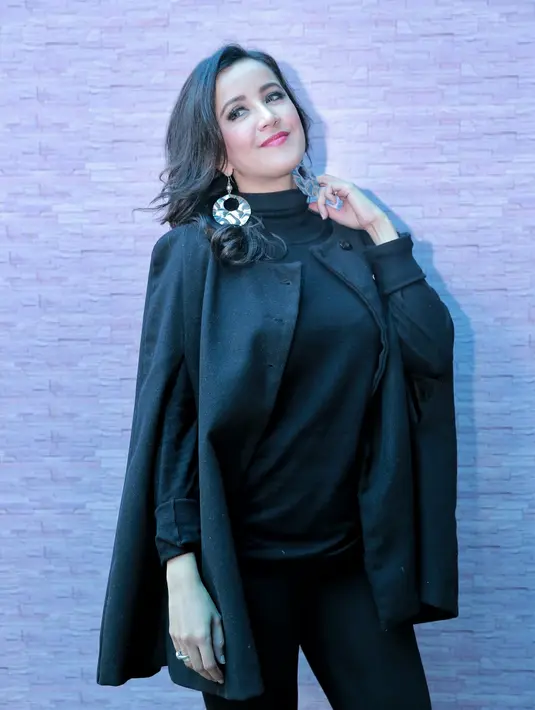 Selama membina rumah tangga bersama Rudy selama empat tahun, banyak cerita pahit yang dirasakan pemeran dengan dua anak itu. Termasuk saat dikejar-kejar 10 orang debt collector. (Adrian Putra/Bintang.com)