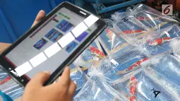 Panitia menggunakan tablet untuk mendata Ikan Koi pada acara The 4th Cianjur Koi Show 2018 di Cipanas Cianjur, Jawa Barat, Minggu (28/10). Kontes ini mempertemukan berbagai kalangan pecinta Ikan Koi di Indonesia. (Liputan6.com/HO/Randi)