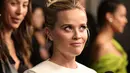 Ekspresi Reese Witherspoon saat menghadiri pemutaran perdana film "Surface" untuk Apple TV+ di Perpustakaan Morgan di New York, Senin (25/7/2022). Reese menonjolkan mata birunya dengan liner hitam legam bersayap yang apik sementara rona merah muda bayi menghiasi tulang pipinya. (AFP Photo/JAMIE MCCARTHY)