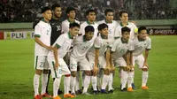 Timnas Indonesia U-19 jelang uji coba melawan Persis di Stadion Manahan, Solo (28/5/2018). (Bola.com/Ronald Seger Prabowo)