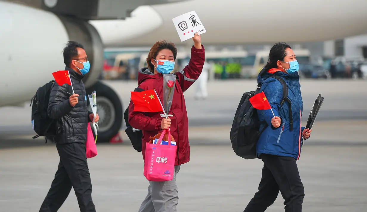 Petugas medis yang diperbantukan ke Provinsi Hubei tiba di Bandara Internasional Taoxian Shenyang, Shenyang, Provinsi Liaoning, China, Jumat (20/3/2020). Sebanyak 173 anggota tim bantuan medis pulang dari Hubei seiring meredanya wabah virus corona COVID-19 di provinsi tersebut. (Xinhua/Long Lei)