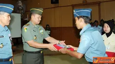 Citizen6, Jakarta: Danpusdikbangspes menutup Kursus Bintara Juru Video TNI 2011, di Balai Wartawan Puspen TNI, Mabes TNI Cilangkap Jakarta, Kamis (7/7). (Pengirim: Badarudin Bakri Badar) 