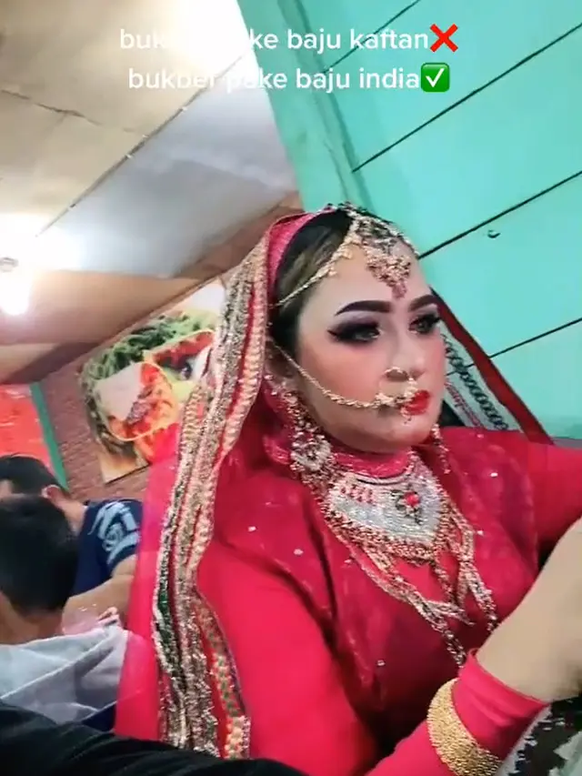 Seorang ibu berdandan ala Bollywood saat berbuka puasa.