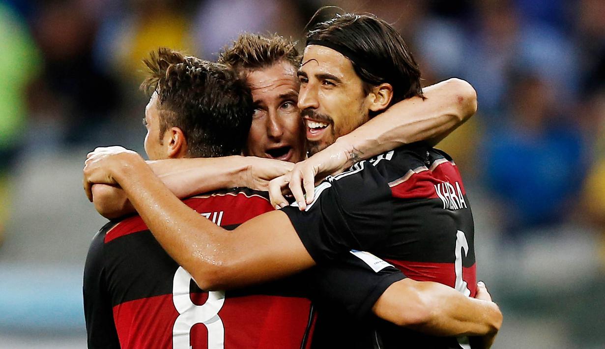 Para pemain Jerman merayakan gol yang dicetak oleh Sami Khedira ke gawang Brasil pada laga semifinal Piala Dunia 2014 di Stadion The Mineirao (8/7/2014). Jerman menang 7-1 atas Brasil. (AFP/Adrian Dennnis)