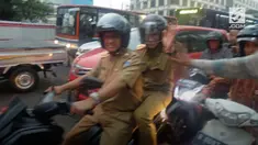 Hari pertama kerja Anies Sandiaga Uno meninjau proyek underpass Mampang kemudian pulang berboncengan menggunakan motor.
