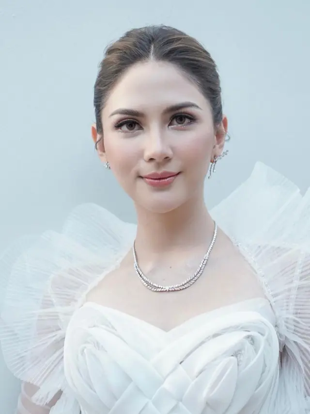 Serupa Tapi Tak Sama, Detail Makeup Look Enzy Storia dan Jessica Mila untuk Resepsi Pernikahan di Bali