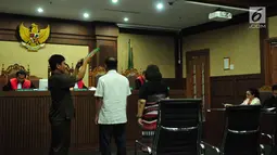 Pengacara Elza Syarief (kanan) disumpah saat menjadi saksi pada sidang lanjutan dugaan pemberian keterangan palsu dalam sidang kasus KTP Elektronik dengan terdakwa Miryam S Haryani di Pengadilan Tipikor, Jakarta, Senin (21/8). (Liputan6.com/Helmi Afandi)