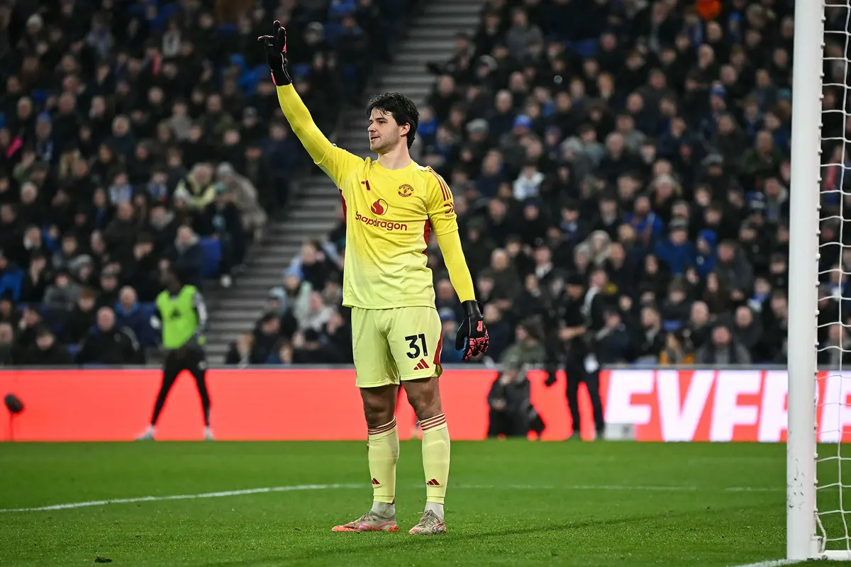 Foto: Penampilan Tangguh Senne Lammens di Bawah Mistar Manchester United