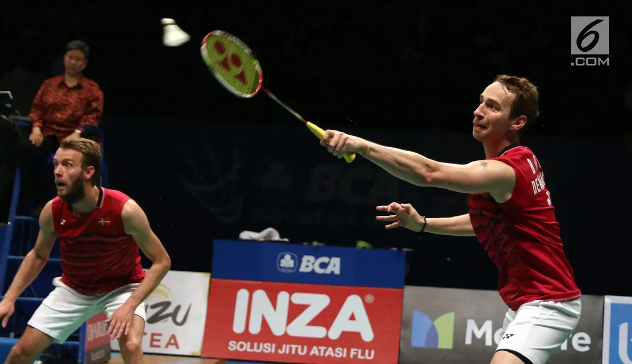 Ganda Putra Denmark, Mathias Boe/Crasten Mogensen saat melawan M Rian Ardianto/Fajar Alfian (Indonesia) di Semifinal Indonesia Open 2017, Jakarta, Sabtu (17/6). M Rian Ardianto/Fajar Alfian kalah 17-21, 21-18, 12-21. (Liputan6.com/Helmi Fithriansyah)