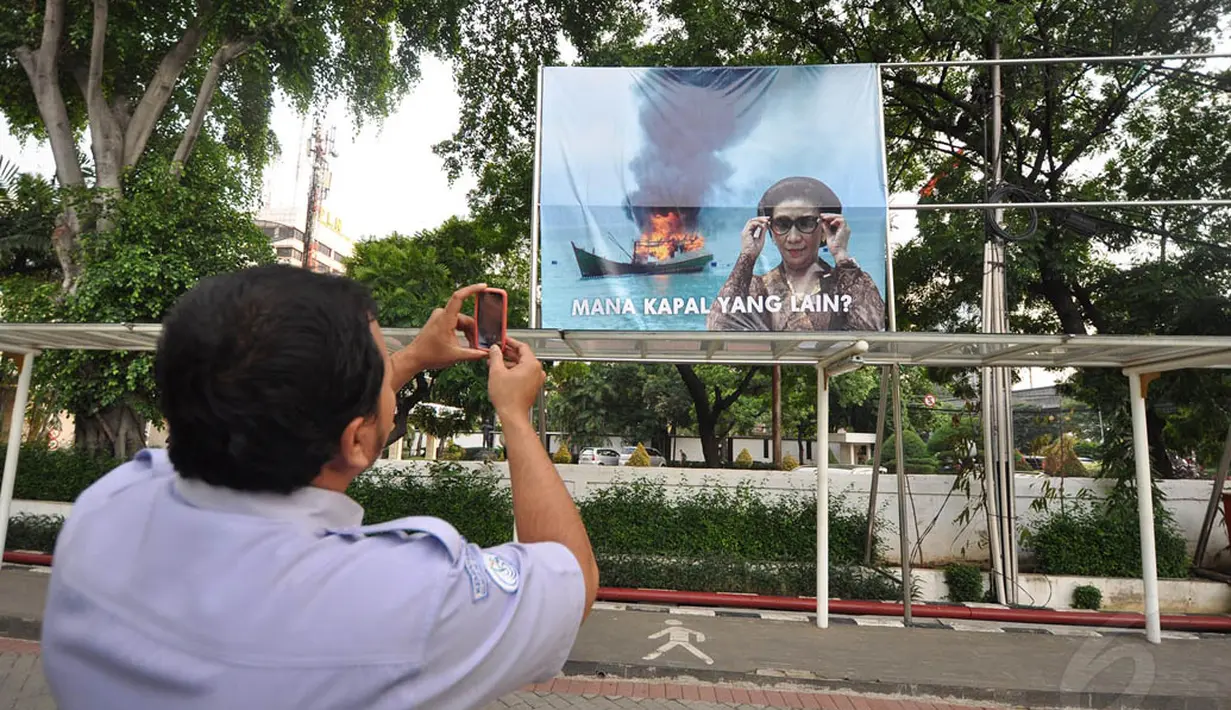 Menteri Susi Pudjiastuti memasang poster di halaman kantor KKP, Jakarta. Foto diambil pada Kamis (11/12/2014). (Liputan6.com/Miftahul Hayat)