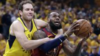 Pemain Cleveland Cavaliers, LeBron James (kanan) dilanggar pemain Indiana Pacers, Bojan Bogdanovic pada game keenam playoffs NBA basketball di Bankers Life Fieldhouse, Indianapolis, (27/4/2018). Pacers menang 121-87. (AP/Darron Cummings)