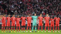 Pemain Bayern Munchen memberikan penghormatan terakhir untuk para korban tragedi Kanjuruhan dengan melakukan minute of silence atau mengheningkan cipta dalam pertandingan lanjutan Liga Champions 2022/2023, Rabu (5/10/2022). (AFP/Christof Stache)