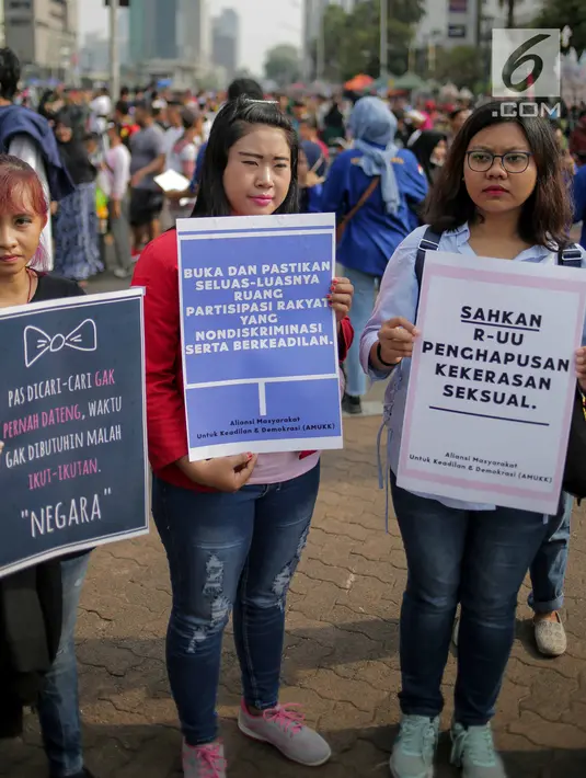 Massa yang tergabung dalam Aliansi Masyarakat Sipil untuk Keadilan dan Demokrasi menggelar aksi saat car free day (CFD) di kawasan Bundaran HI, Jakarta, Minggu (15/9/2019). Massa mengatakan RUU KUHP berpotensi digunakan untuk mengkriminalisasi korban kekerasan seksual. (Liputan6.com/Faizal Fanani)