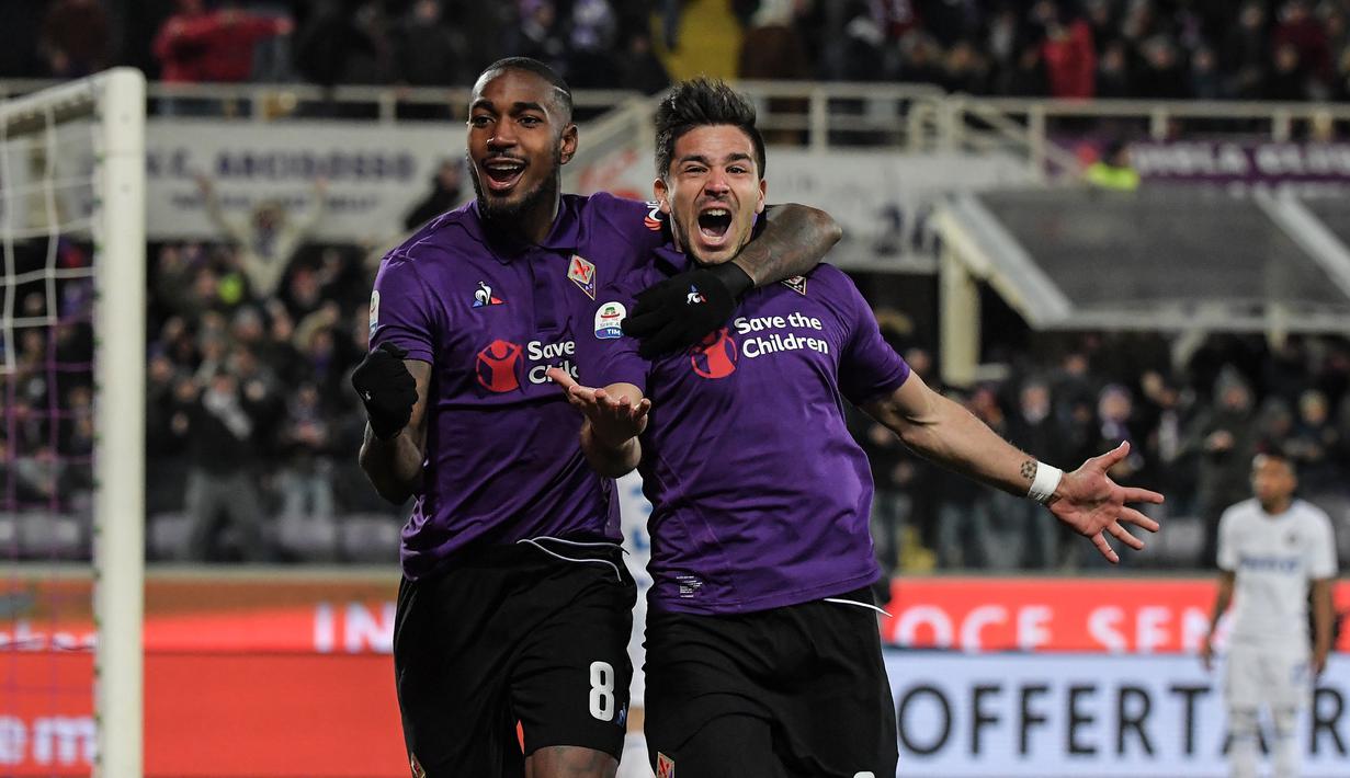 Gol pertama Fiorentina dicetak oleh Giovanni Simione pada laga lanjutan Serie A yang berlangsung di stadion Artemio Franci, Firenze, Senin (25/2). Inter Milan imbang 3-3 kontra Fiorentina (AFP/Tiziana Fabi)
