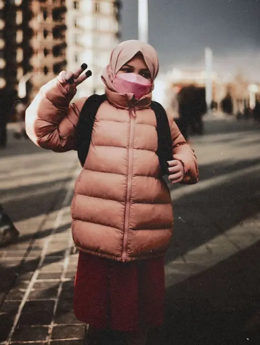 Penampilan Arsy Hermansyah saat memakai hijab ketika liburan di luar negeri juga tak lepas dair sorotan. Pasalnya, ia juga terlihat begitu nyaman dengan busana muslimnya. (Liputan6.com/IG/@queenarsy)