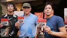 Ki-ka: Rian d'Masiv, Iwan Fals dan vokalis Ariel Noah menunjukkan Album Satu usai memberikan keterangan pres di kawasan Menteng, Jakarta, Rabu (11/5). Konsep utama album satu ini adalah Bhinneka Tunggal Ika. (Liputan6.com/Herman Zakharia)