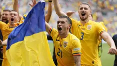 Timnas Rumania sukses membuat kejutan pada laga pembuka Grup E Euro 2024 dengan kemenangan 3-0 atas Ukraina di Allianz Arena, Munchen, Jerman, Senin (17/6/2024) malam WIB. Tiga gol yang mengoyak gawang Ukraina yang dikawal kiper andalan Real Madrid, Andriy Lunin, dilesakkan oleh Nicolae Stanciu (29'), Razvan Marin (53') dan Denis Dragus (57'). (AP Photo/Matthias Schrader)