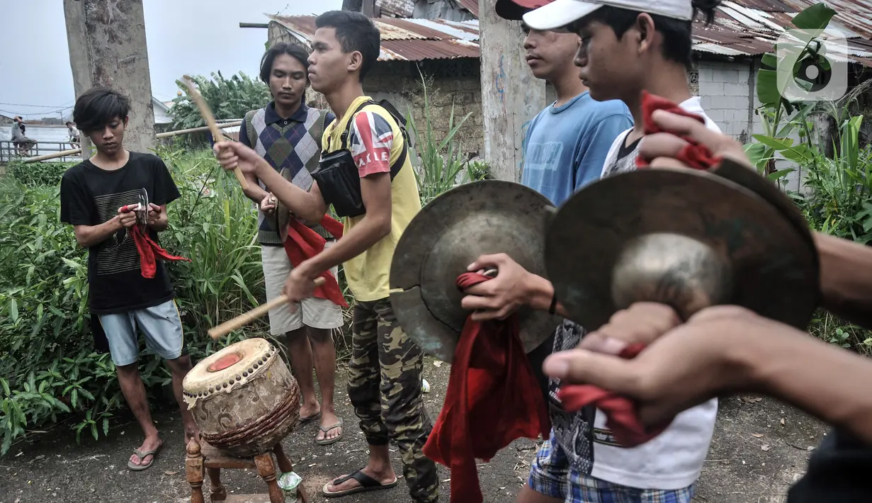 Anggota Naga Merah Putih memainkan musik pengiring saat latihan Liong dan Barongsai di kawasan Babakan Pasar, Bogor, Jawa Barat, Senin (17/1/2022). Latihan dilakukan untuk meningkatkan kekompakan dan kemahiran sebelum tampil dalam pementasan. (merdeka.com/Iqbal S. Nugroho)