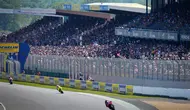 Penonton memadati Sirkuit Le Mans, Prancis pada balapan hari Minggu (12/05/2024). (X/MotoGP)