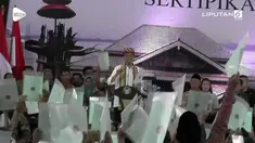 Presiden Jokowi melakukan kunjungan ke Lampung Tengah. Disana Jokowi membagikan sertifikat tanah untuk warga Lampung.
