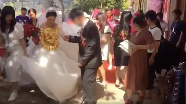 Wanita ini Pakai Perhiasan 60 Kg saat Menikah, Aksinya Curi Perhatian