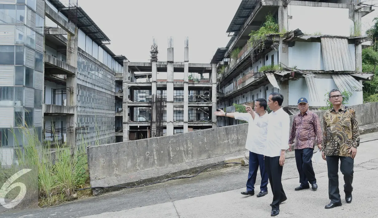 Presiden RI, Jokowi didampingi Menpora, Imam Nahrawi, Menteri PU Pera Basuki Hadimuljono dan Jubir Presiden Budi Johan saat sidak di lokasi proyek Wisma Atlet Hambalang, Sentul, Bogor, Jawa Barat, Jumat (18/3).  (Setpres/Rusman)