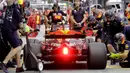 Tim mekanik Red Bull saat mempersiapkan mobil Max Verstappen pada sesi latihan bebas F1 GP Singapura di Marina Bay City Circuit, (15/9/2017). (AP/Wong Maye-E)