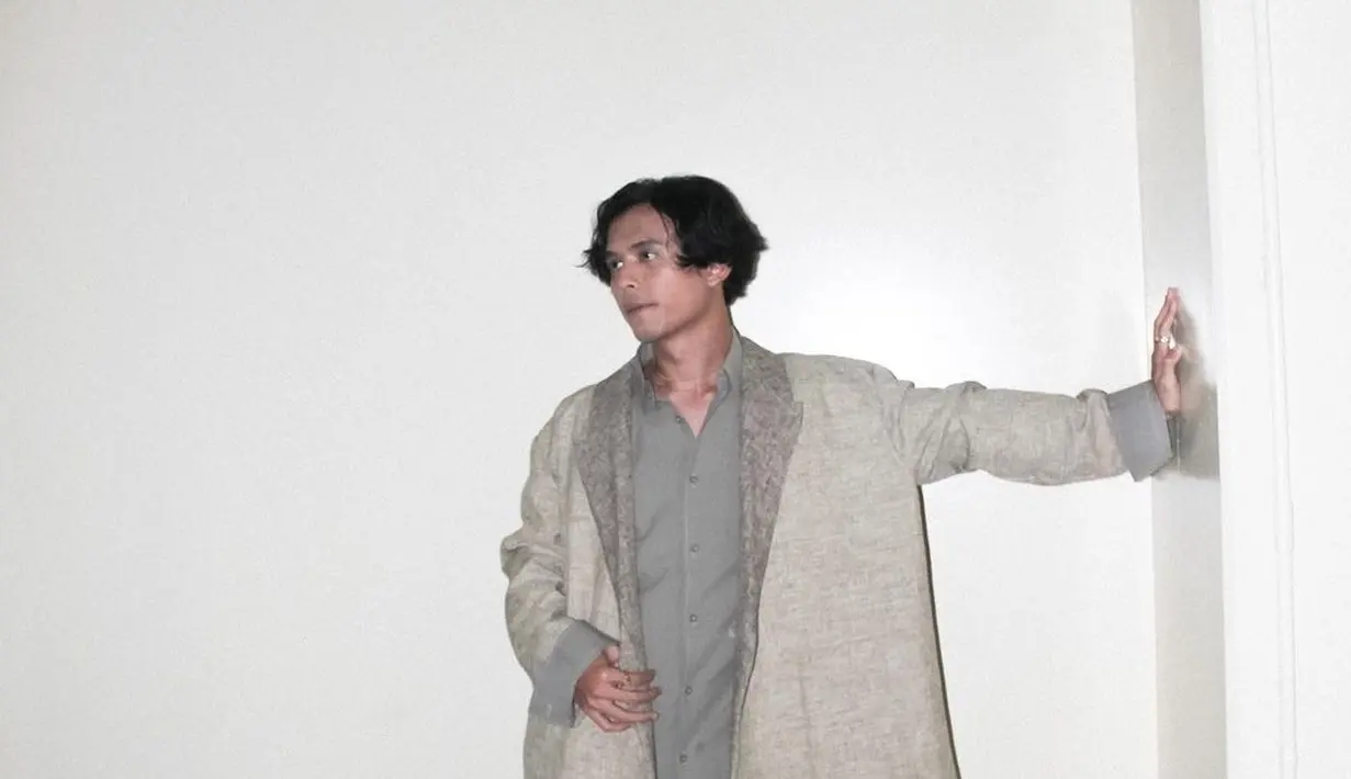 Tampil dengan rambut semi gondrong, pemain film Kukira Kau Rumah ini tampil memukau dengan balutan tren baju oversize. Penampilan kece Jourdy Pranata selalu sukses mencuri perhatian para penggemarnya. (Liputan6.com/IG/@jourdy.pranata)