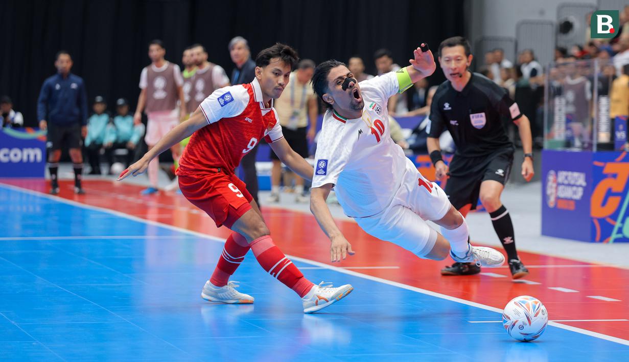 Pemain Timnas Futsal Indonesia, Rio Pangestu Putra (kiri) berebut bola dengan pemain Iran, Hossein Tayebi dalam laga final Piala Asia Futsal 2026 yang berlangsung di Indonesia Arena, Senayan, Jakarta, Sabtu (07/02/2026). (Bola.com/Bagaskara Lazuardi)