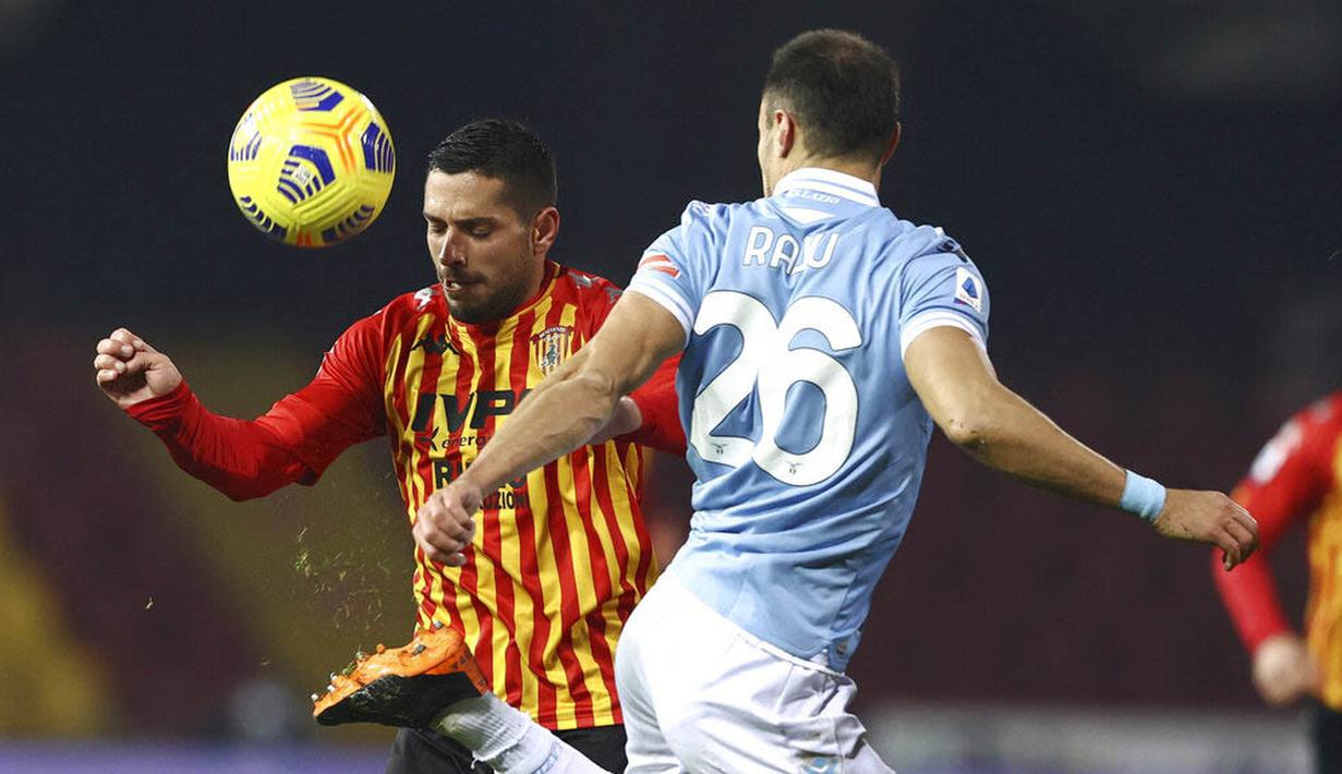 Pemain Benevento, Gianluca Caprari, berebut bola dengan pemain Lazio, Stefan Radu, pada laga Liga Italia di Stadion Vigorito, Rabu (16/12/2020). Kedua tim bermain imbang 1-1. (Alessandro Garofalo/LaPresse via AP)