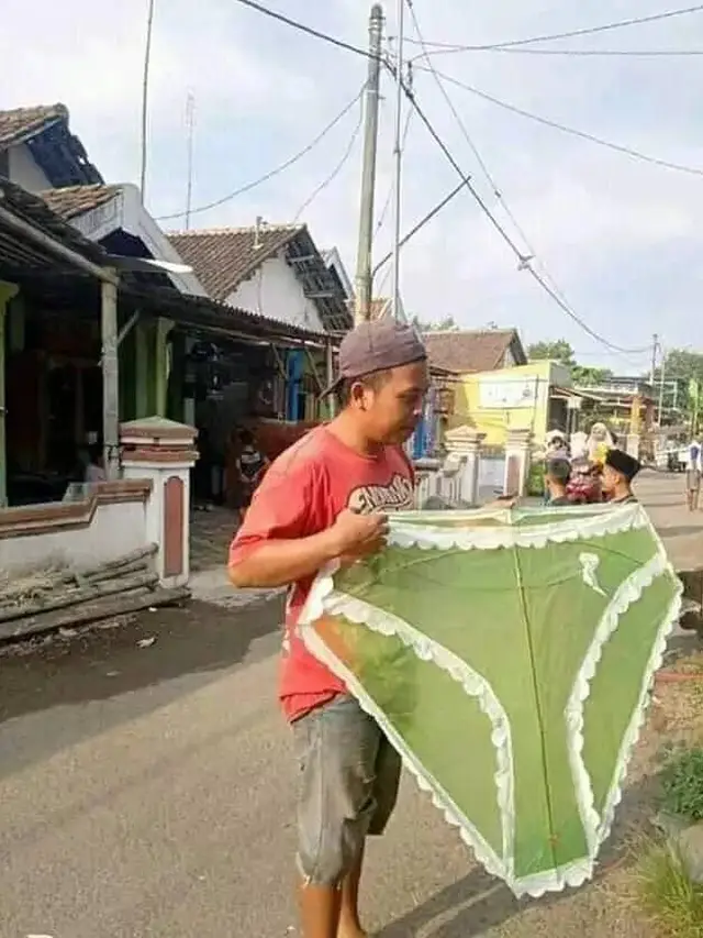 10 Potret Nyeleneh Bentuk Layangan Ini Bikin Geleng Kepala