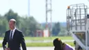 Pangeran William didampingi sang istri, Kate Middleton dan anak mereka, Pangeran George serta Putri Charlotte mengunjungi Pabrik Airbus dalam tur keluarga kerajaan Inggris, di Hamburg, Jerman, 21 Juli 2017. (Patrik STOLLARZ / AFP)