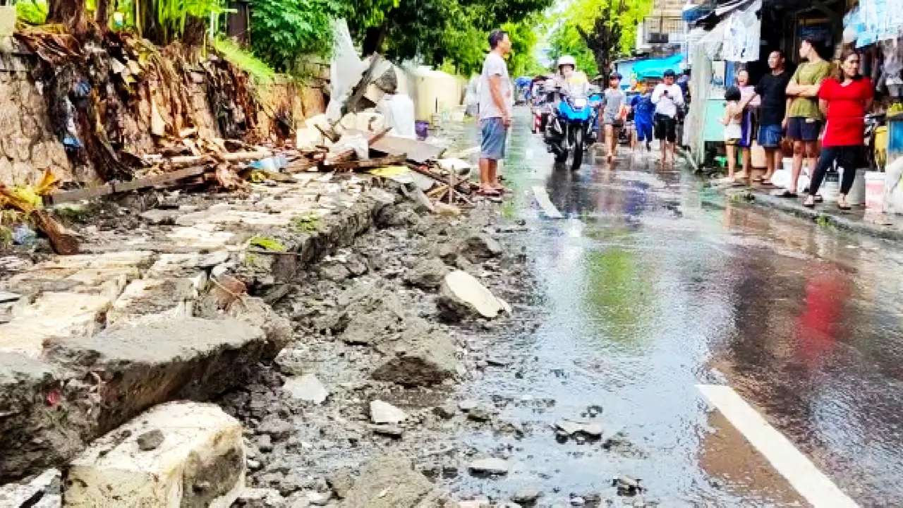 Tanggul di sungai di Jalan Kembang Kuning Surabaya, jebol akibat hujan deras yang turun pada Jumat 28 April 2023. (Istimewa)