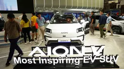 Berlangsung di JIExpo Kemayoran, Jakarta, hingga 15 Februari 2026, IIMS 2026, tidak hanya menghadirkan kendaraan bermesin konvensional dan hybrid, sejumlah pabrikan otomotif memanfaatkan ajang tersebut untuk meluncurkan mobil listrik terbaru mereka, Tampak dalam foto, pengunjung melihat Aion V, sedan listrik dari produsen mobil Tiongkok GAC, selama Pameran Otomotif Internasional Indonesia di Jakarta, Sabtu 7 Februari 2026. (AP Photo/Tatan Syuflana)