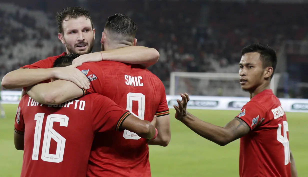 Pemain Persija Jakarta merayakan gol yang dicetak oleh Heri Susanto ke gawang Geylang International FC pada laga uji coba di SUGBK, Jakarta, Minggu, (23/2/2020). Persija menang dengan skor 3-1. (Bola.com/M Iqbal Ichsan)