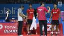 Ganda putra Indonesia, Ricky Karandasuwardi/Angga Pratama menyimak arahan pelatih saat melawan He Jiting/Tan Qiang (China) pada 32 besar Indonesia Open 2018 di Istora GBK, Jakarta, Rabu (4/7). Ricky/Angga unggul. (Liputan6.com/Helmi Fithriansyah)