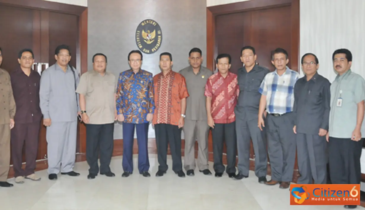 Citizen6, Jakarta: Disamping itu Walikota Sibolga juga mengajukan proposal permintaan penambahan bantuan kapal 30 Gt dan rumah ikan bagi nelayan Sibolga. (Pengirim: Efrimal Bahri)